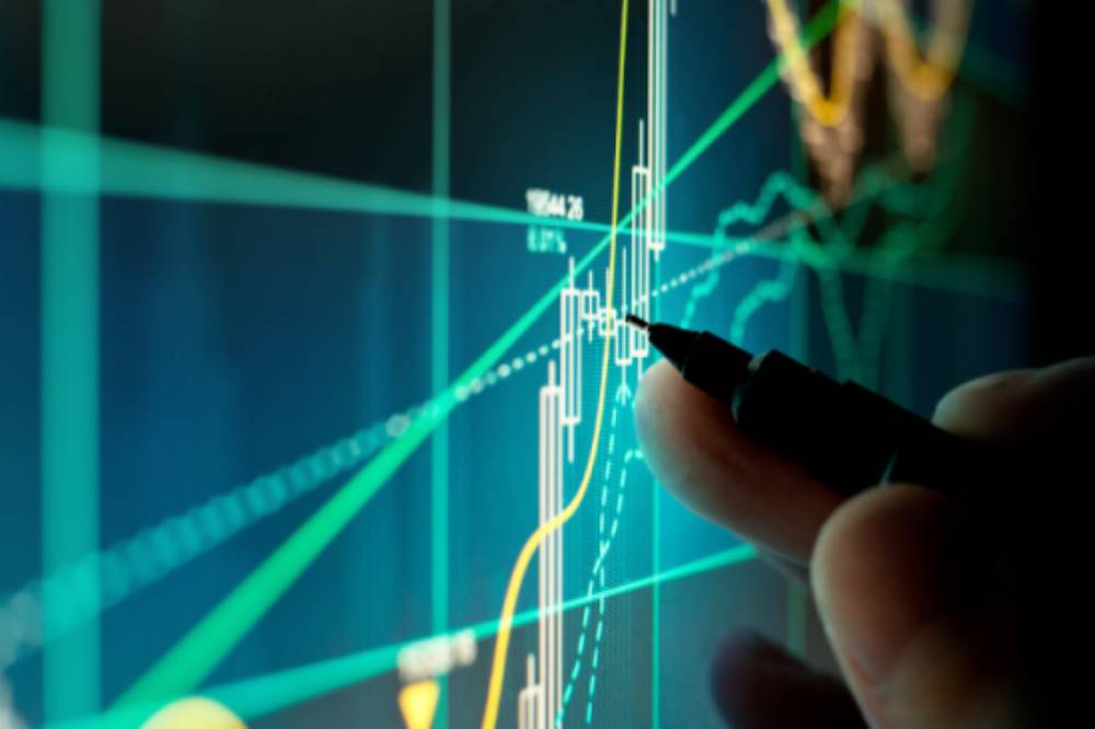 What is a bullish flag pattern?